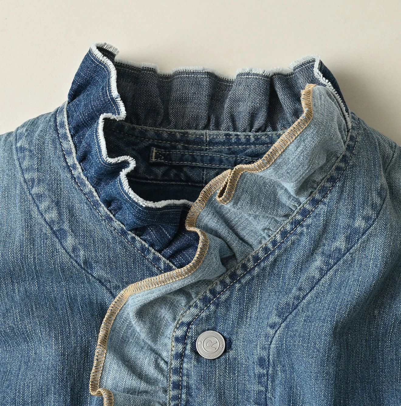 Mugihiko Frill Work Vest Zyu Detail