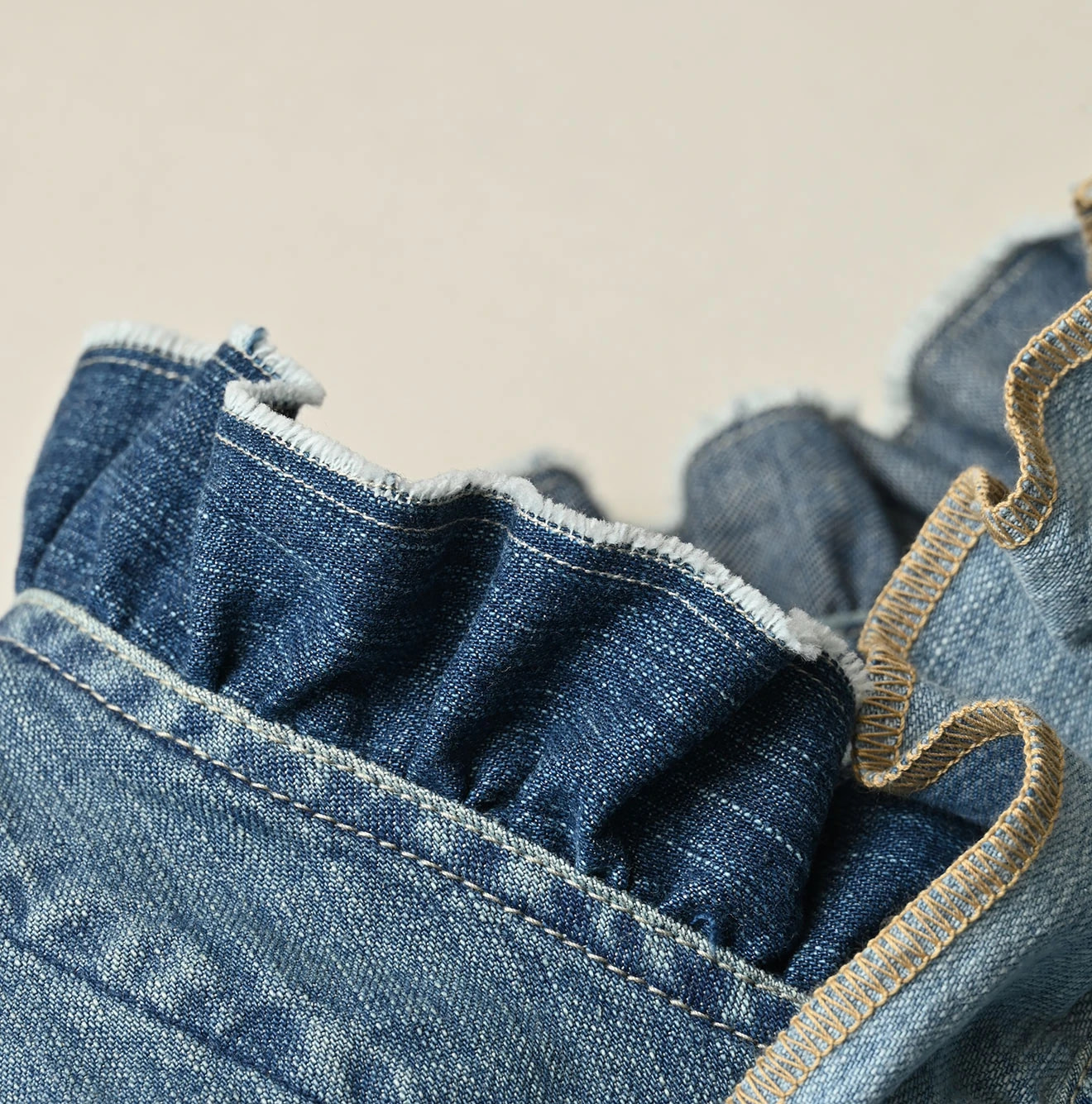 Mugihiko Frill Work Vest Zyu Detail