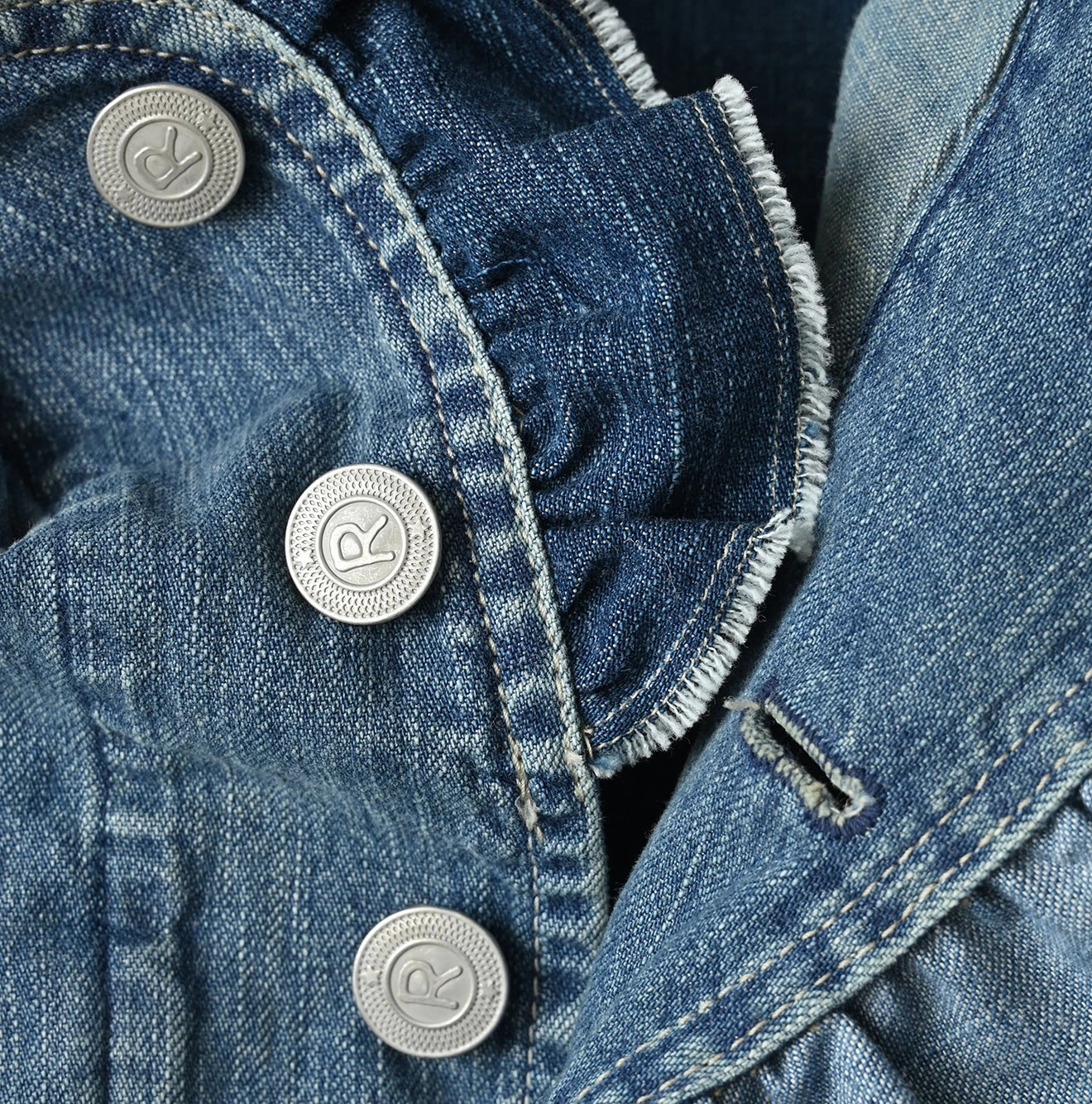 Mugihiko Frill Work Vest Zyu Detail