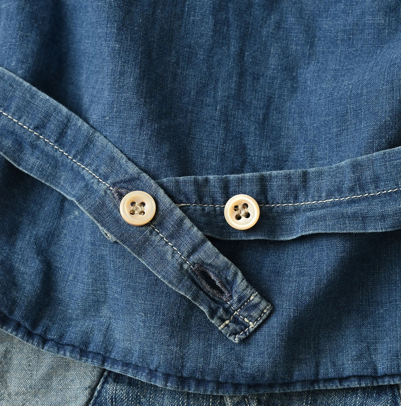 Mugihiko Frill Work Vest Zyu Detail