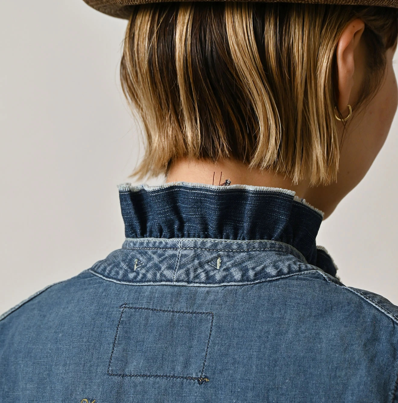 Mugihiko Frill Work Vest Zyu Detail