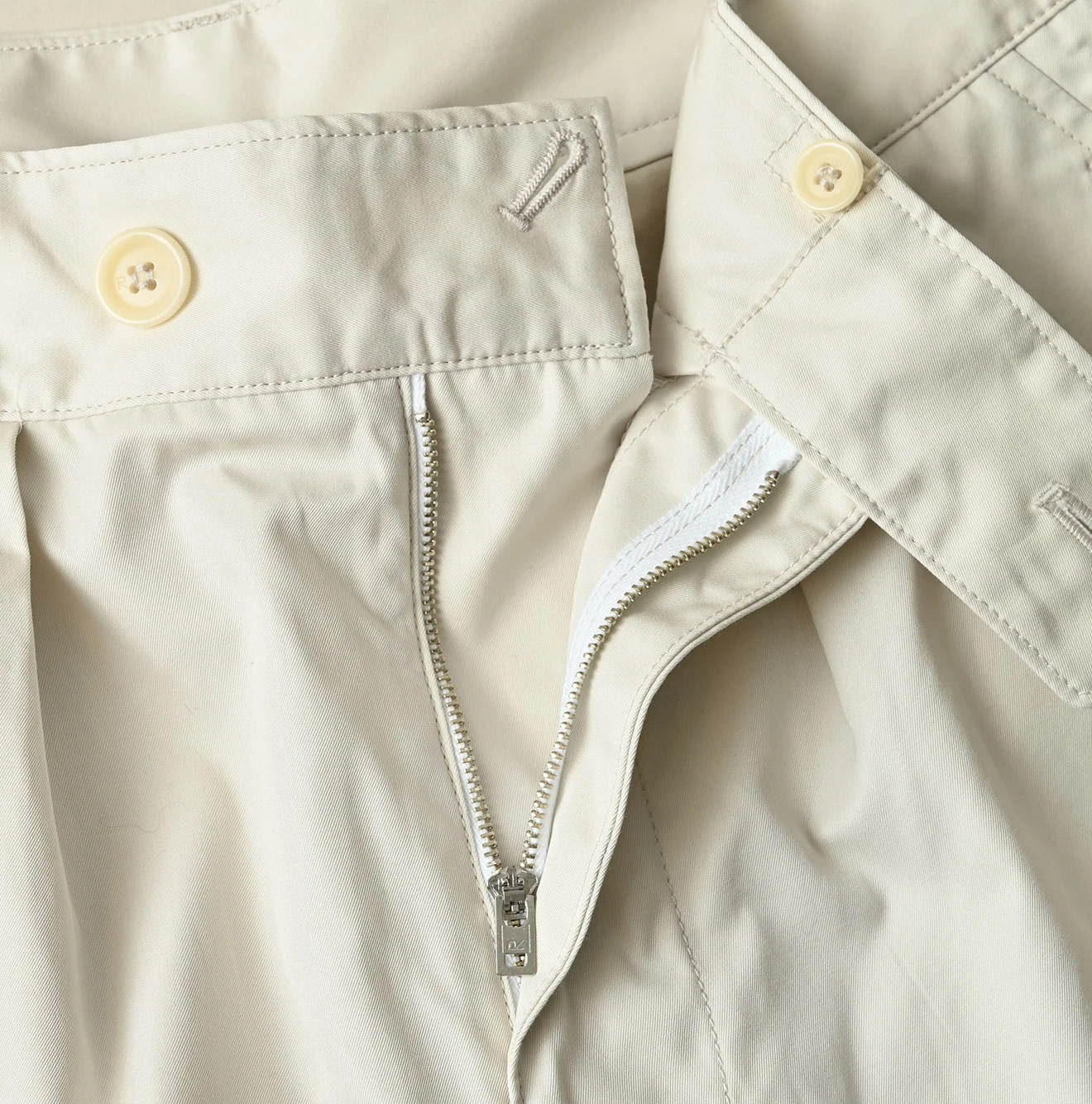 Thin Gabardine Charlotte Baggy Detail