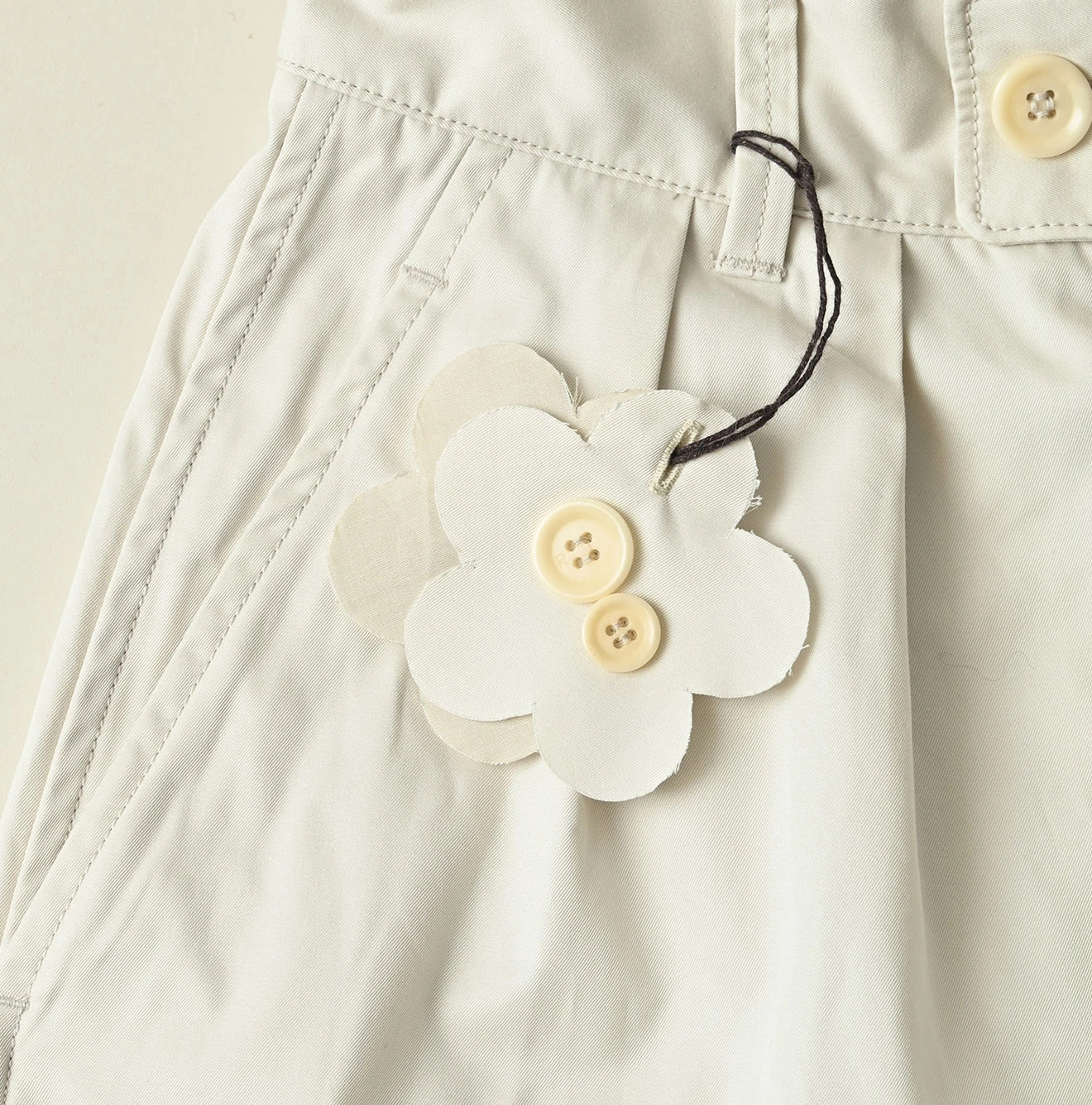 Thin Gabardine Charlotte Baggy Detail