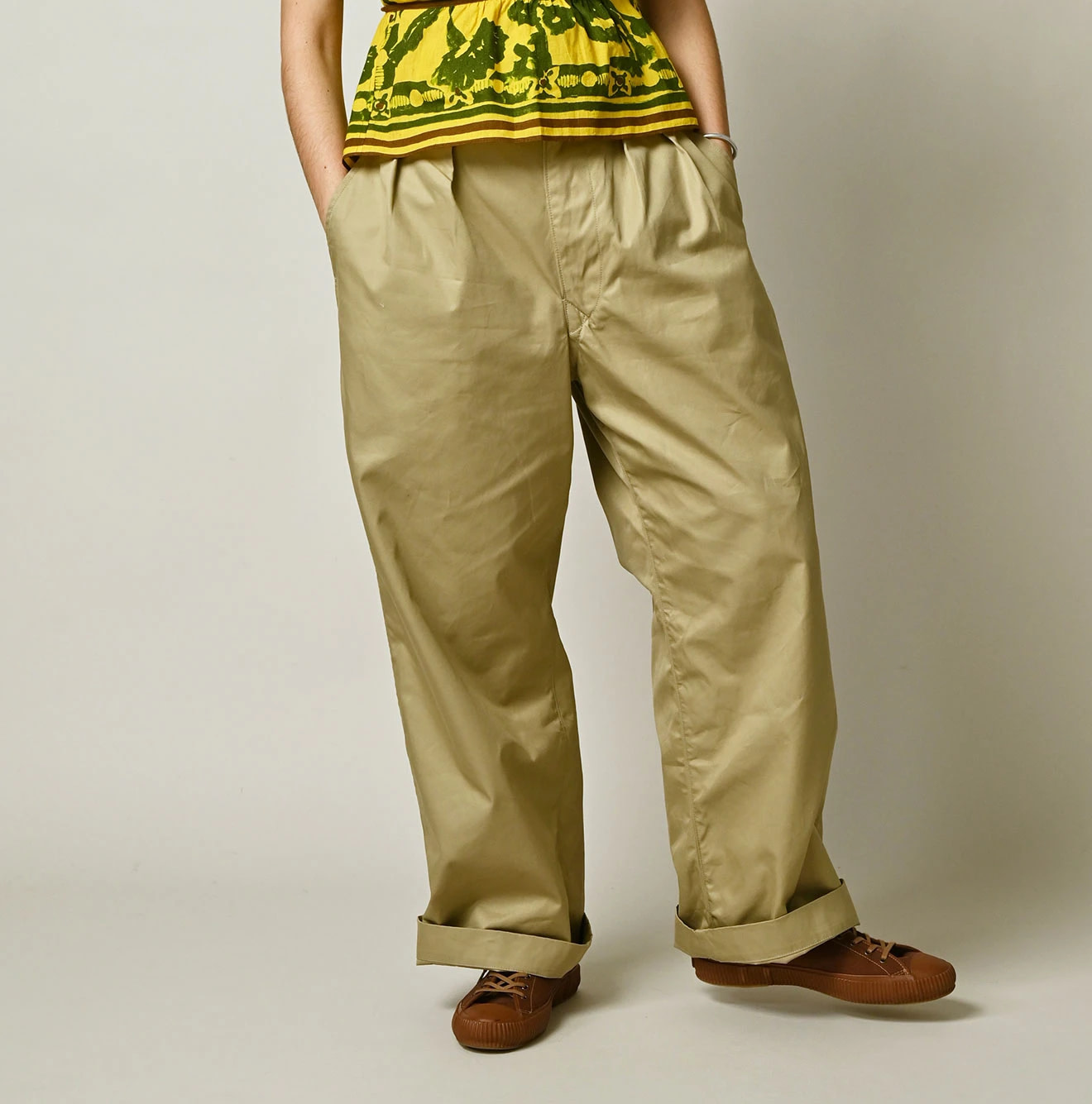 Thin Gabardine Charlotte Baggy Female Model