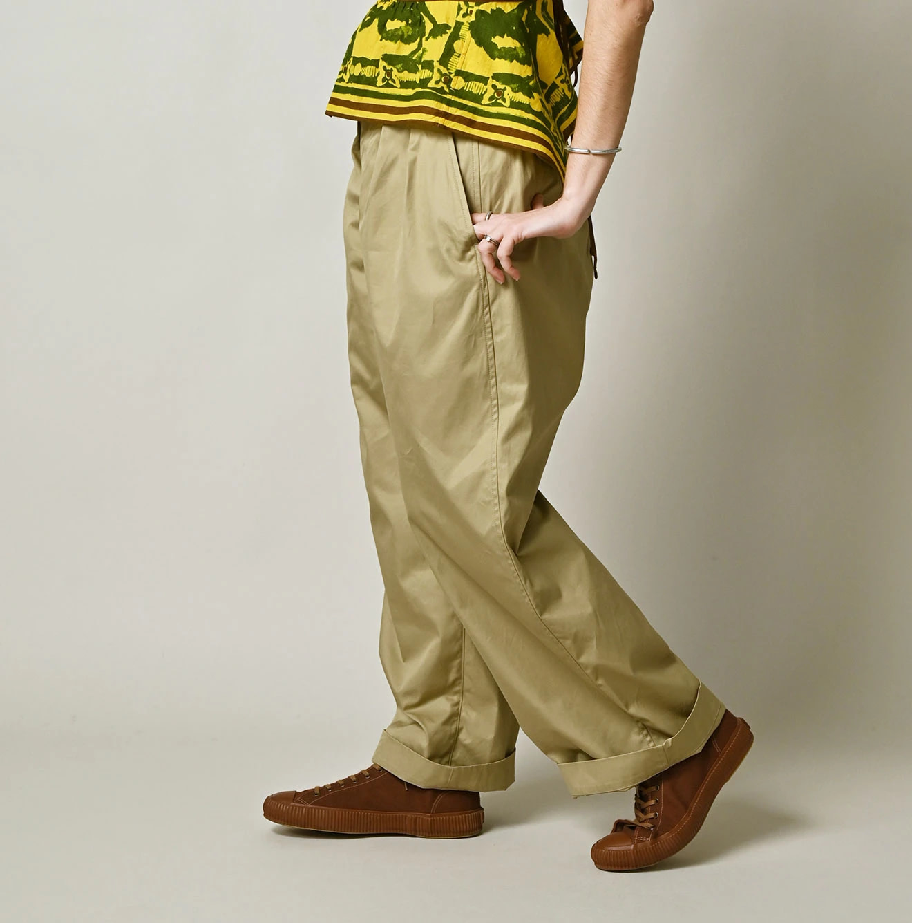 Thin Gabardine Charlotte Baggy Female Model