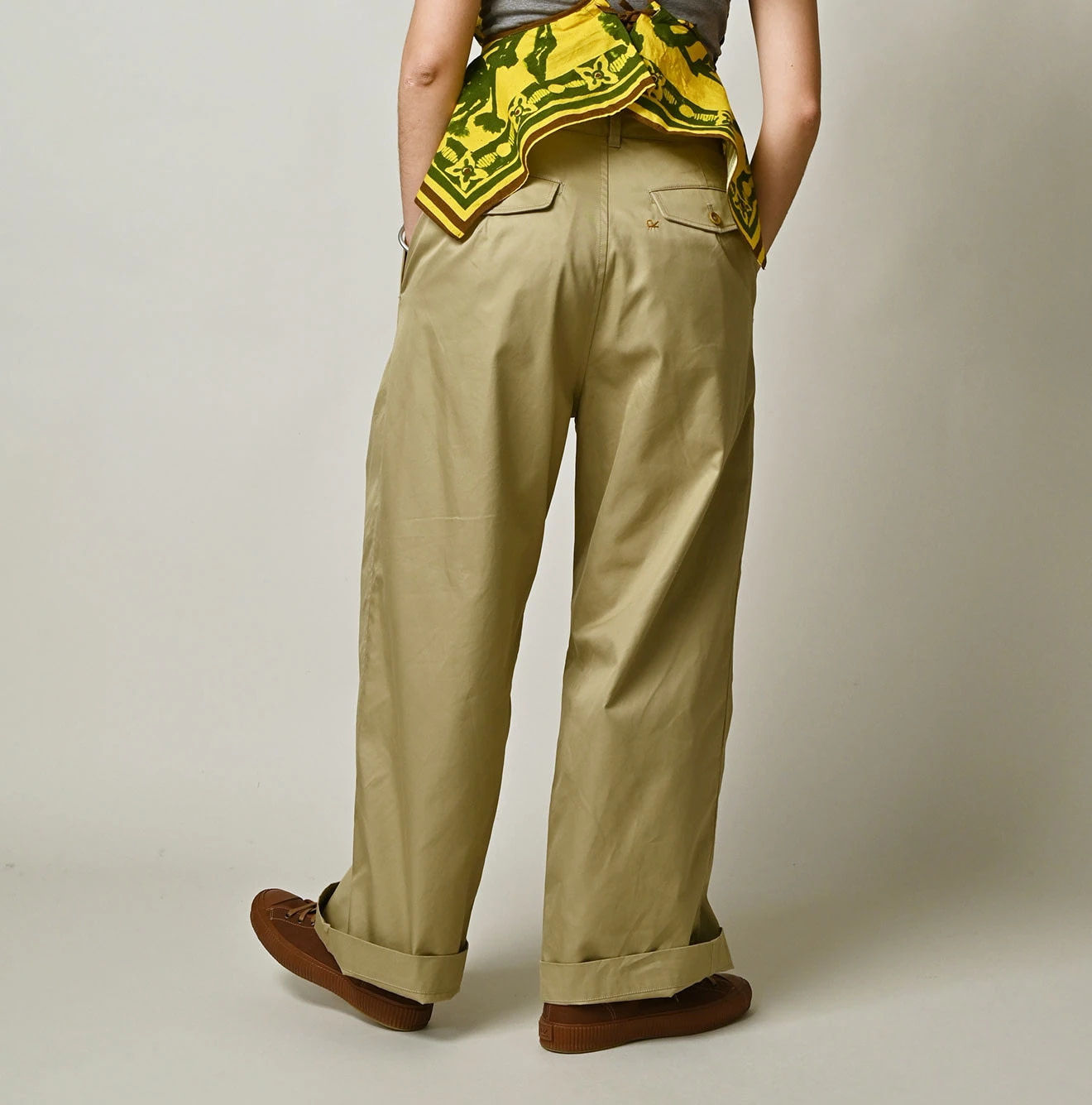 Thin Gabardine Charlotte Baggy Female Model