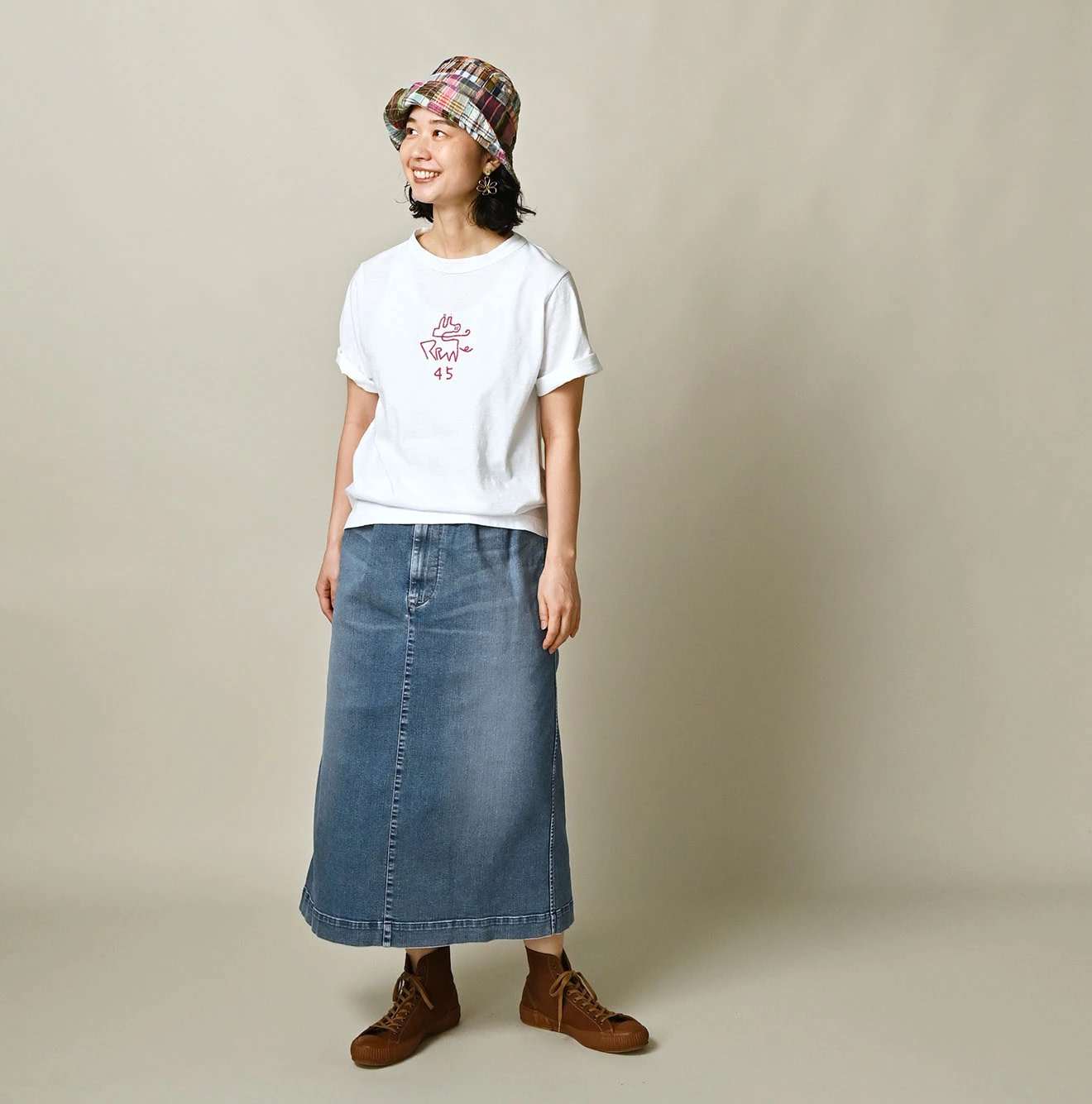 Nasuppie Embroidered 908 T-shirt Female Model