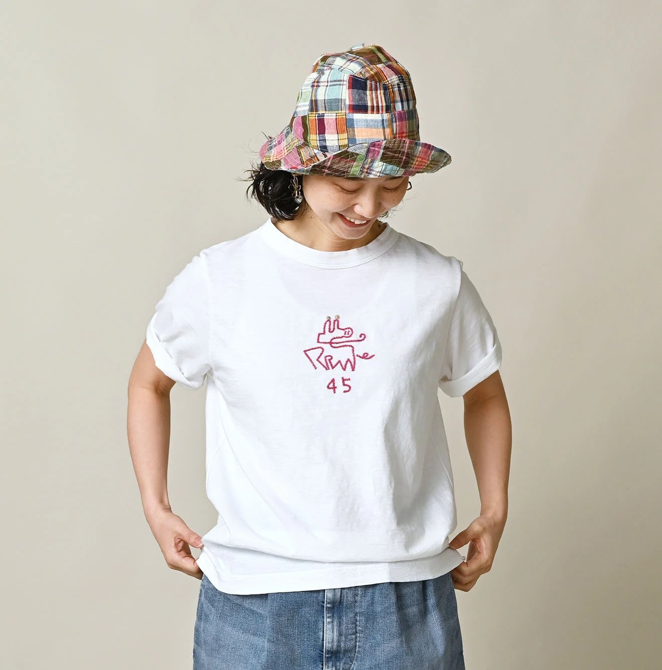 Nasuppie Embroidered 908 T-shirt Female Model
