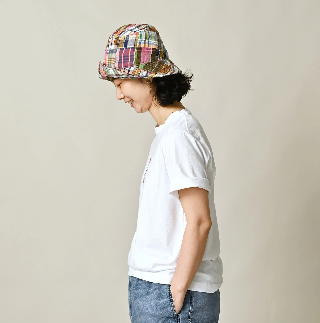 Nasuppie Embroidered 908 T-shirt Female Model