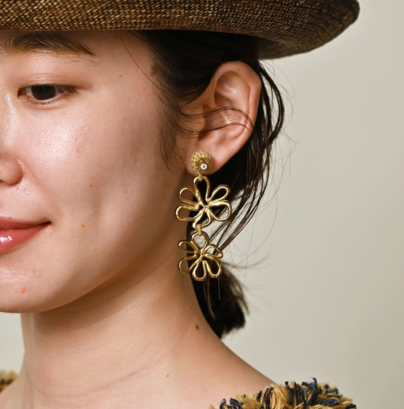 Twin Flower Pierced Earrings Female Model