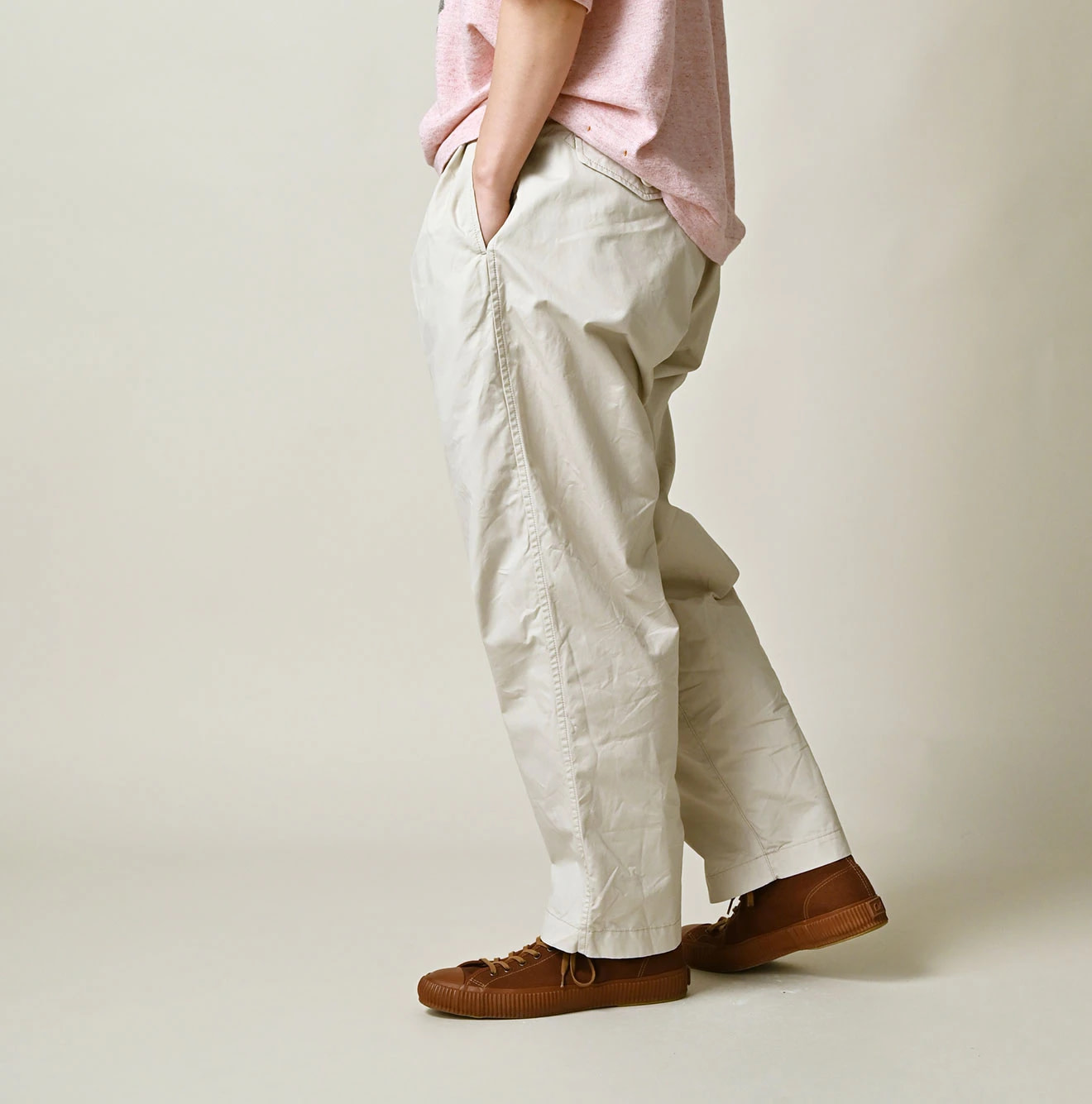 Weather 908 Peg Top Pants Female Model