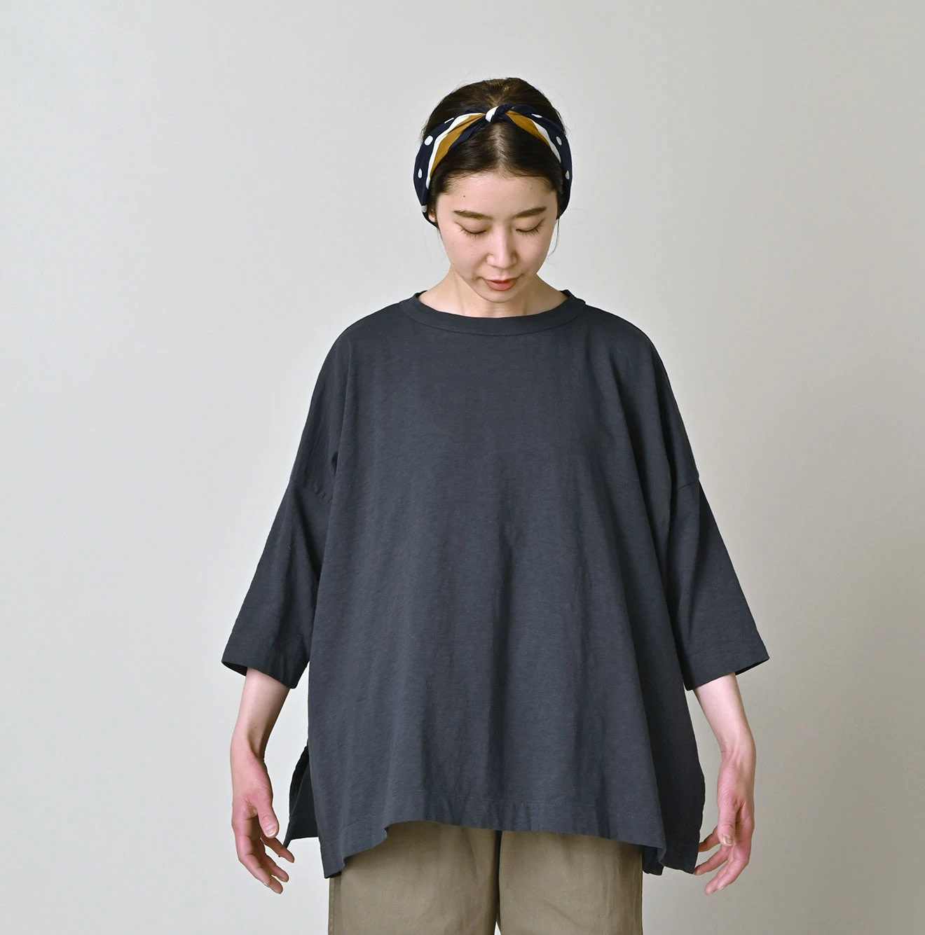 Tenjiku Big Slit T-shirt Female Model