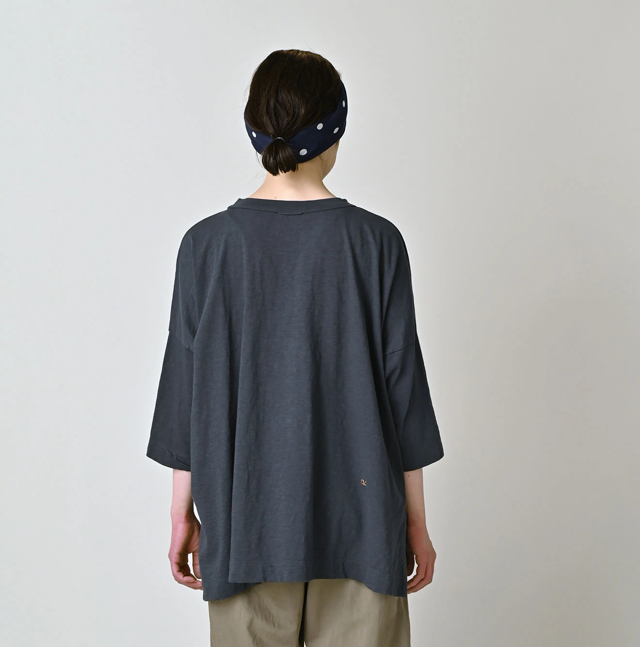 Tenjiku Big Slit T-shirt Female Model