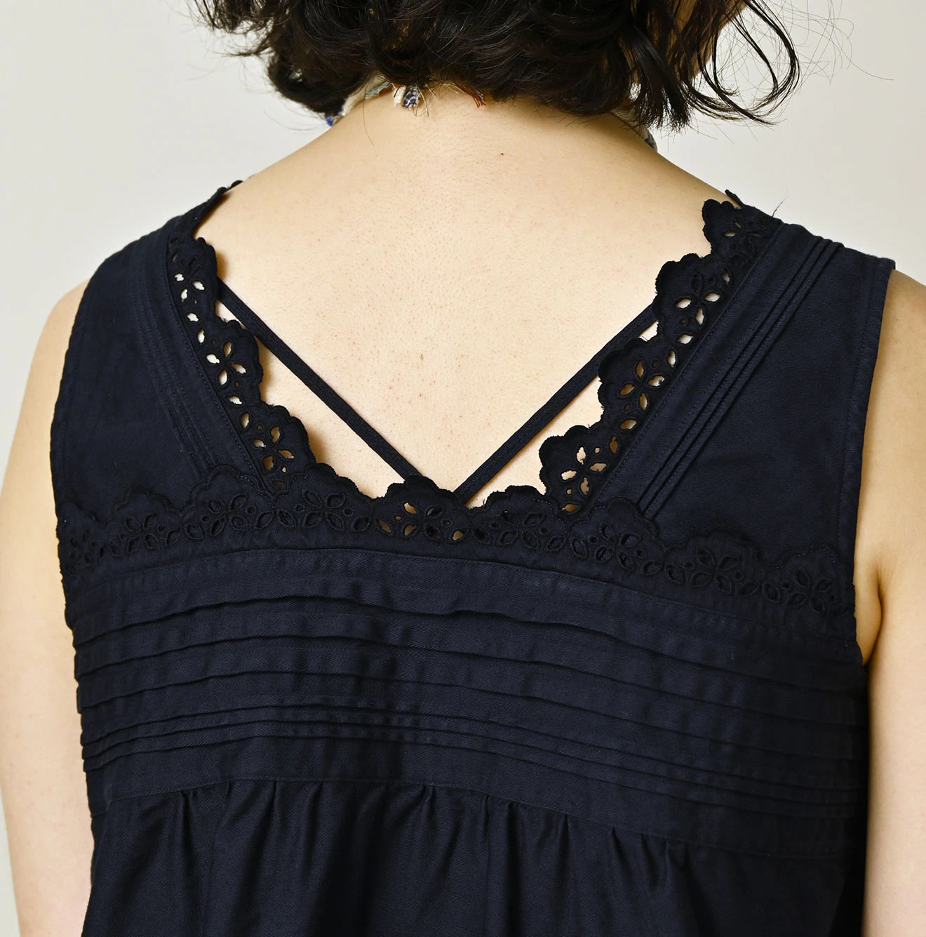 Horizontal Satin de Sleeveless Top Detail