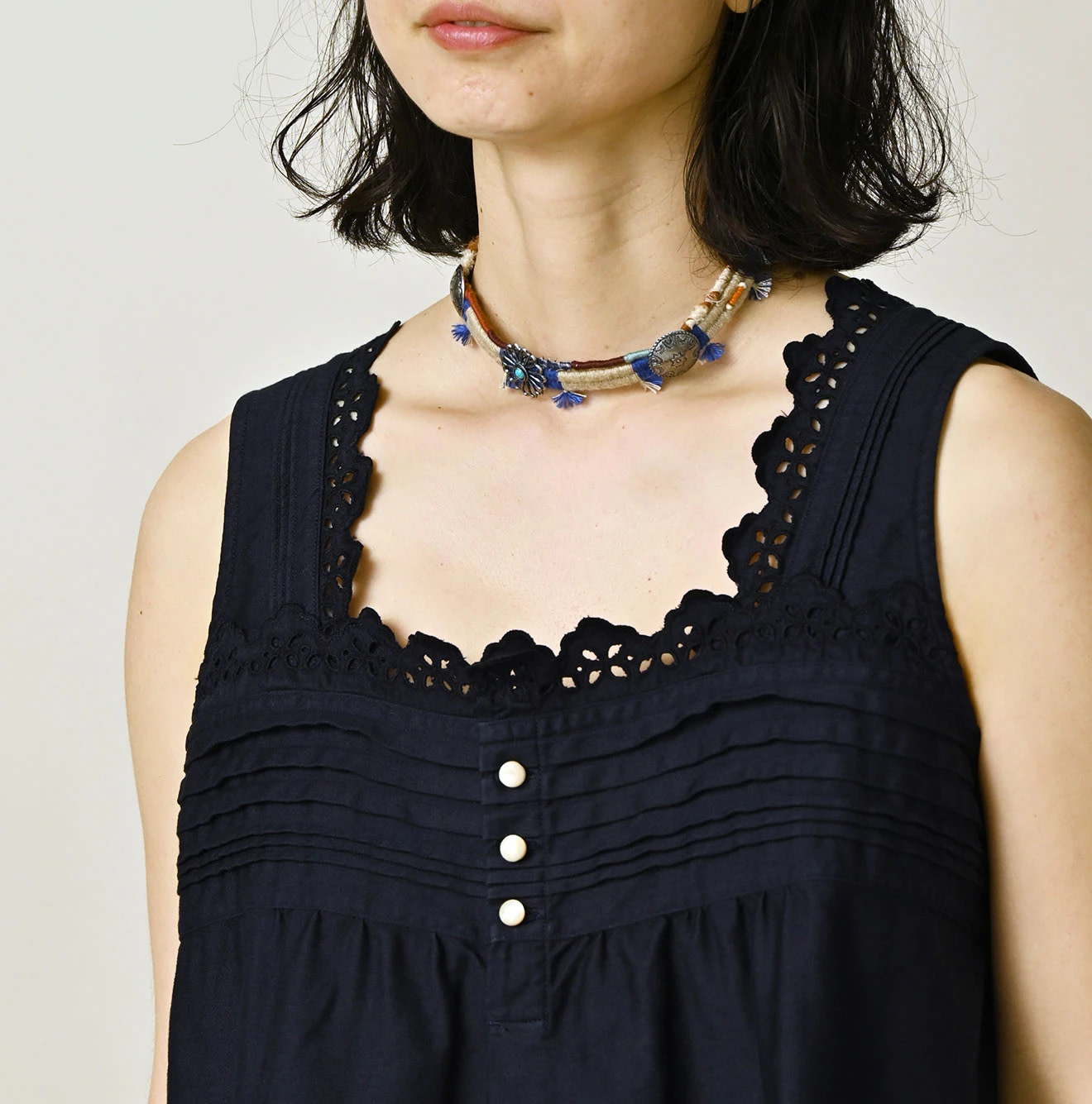 Horizontal Satin de Sleeveless Top Detail