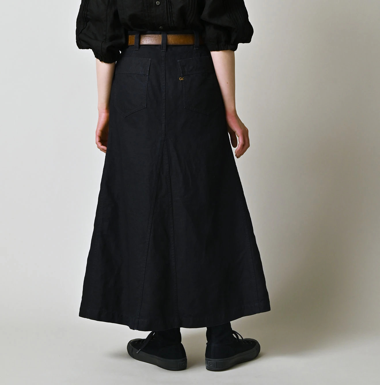 Indigo Linen Cloth Bell Skirt Female Model