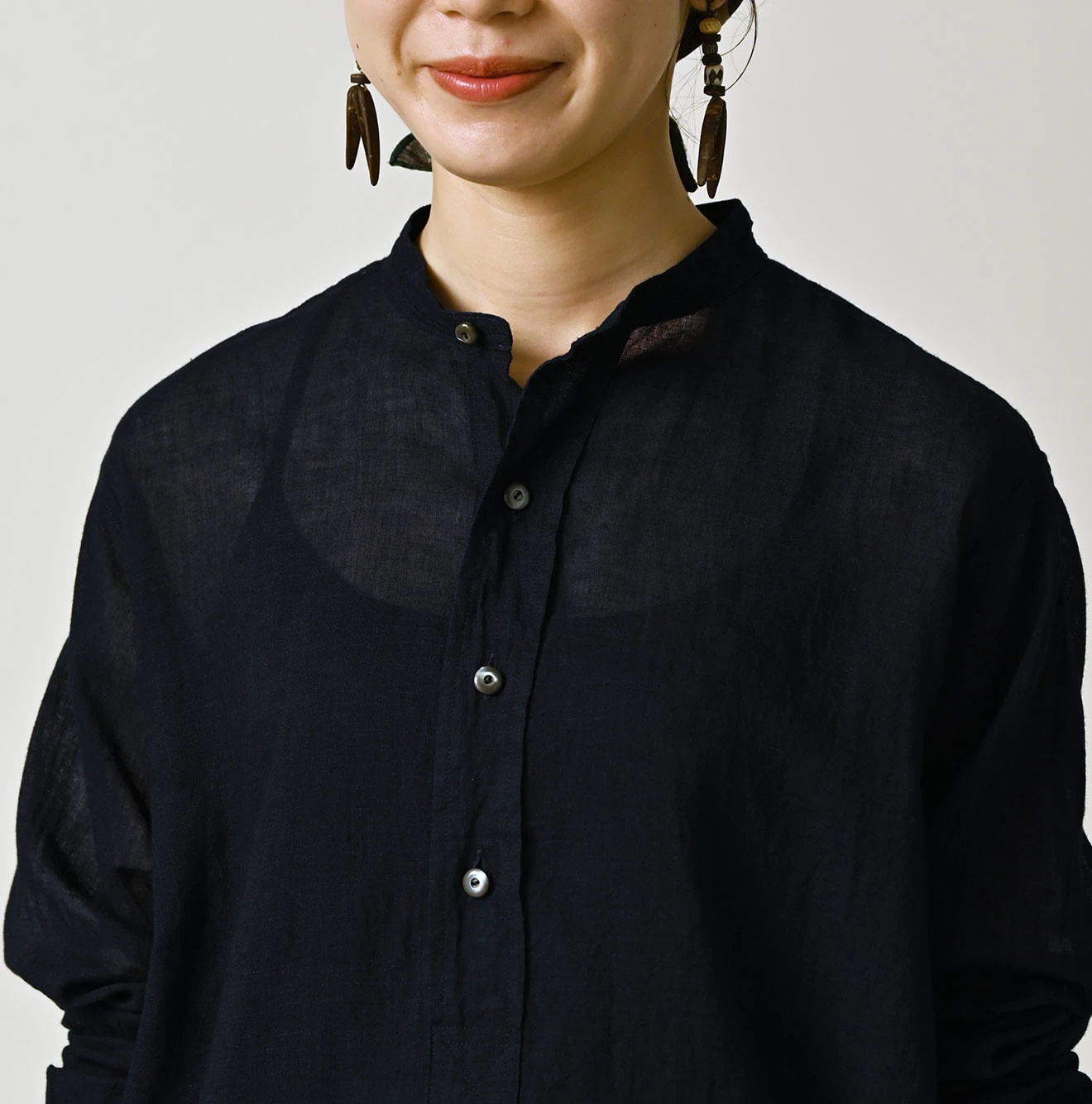 Indigo 45 Gauze 908 Henley Shirt Detail