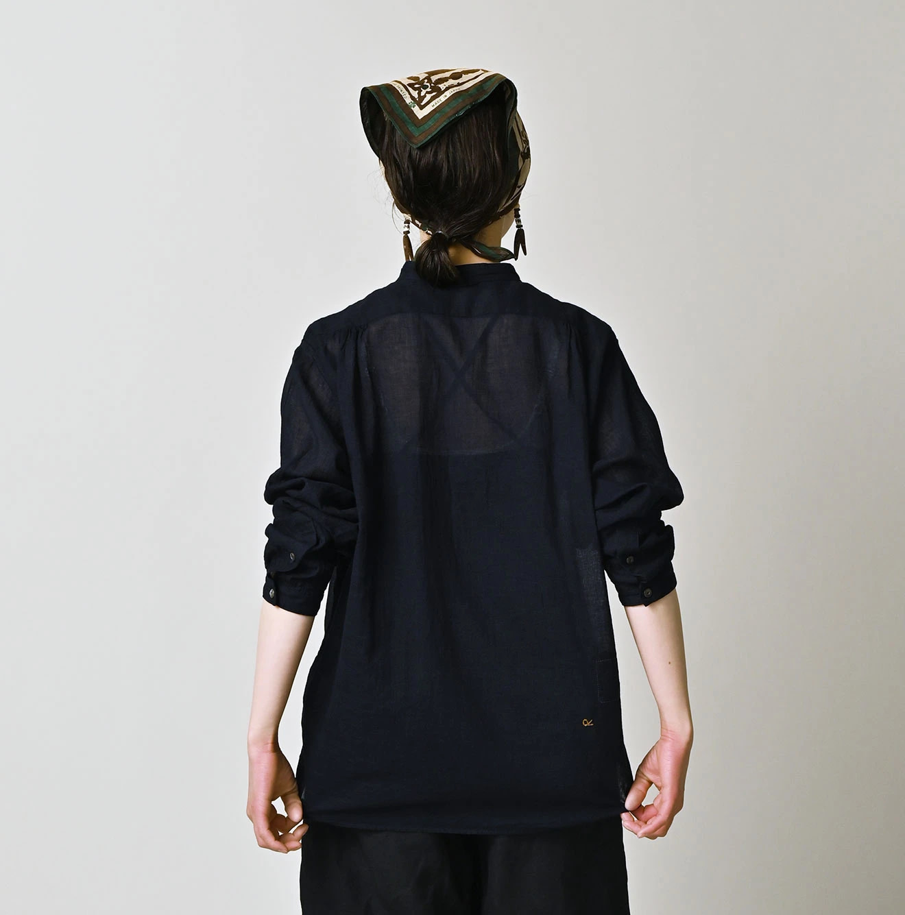 Indigo 45 Gauze 908 Henley Shirt Female Model