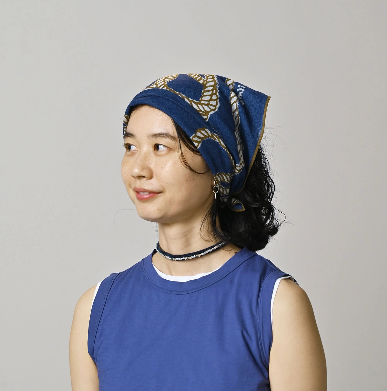 Indigo Gauze Tri-color Bandana Female Model